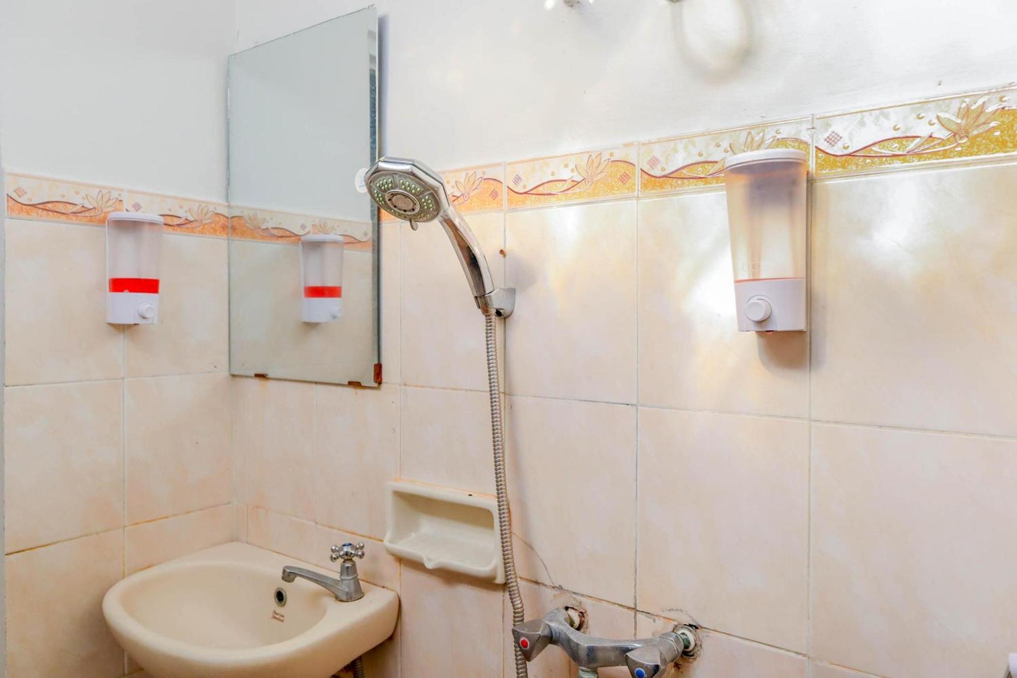 Oyo 1111 Pasar Baru Inn ジャカルタ エクステリア 写真
